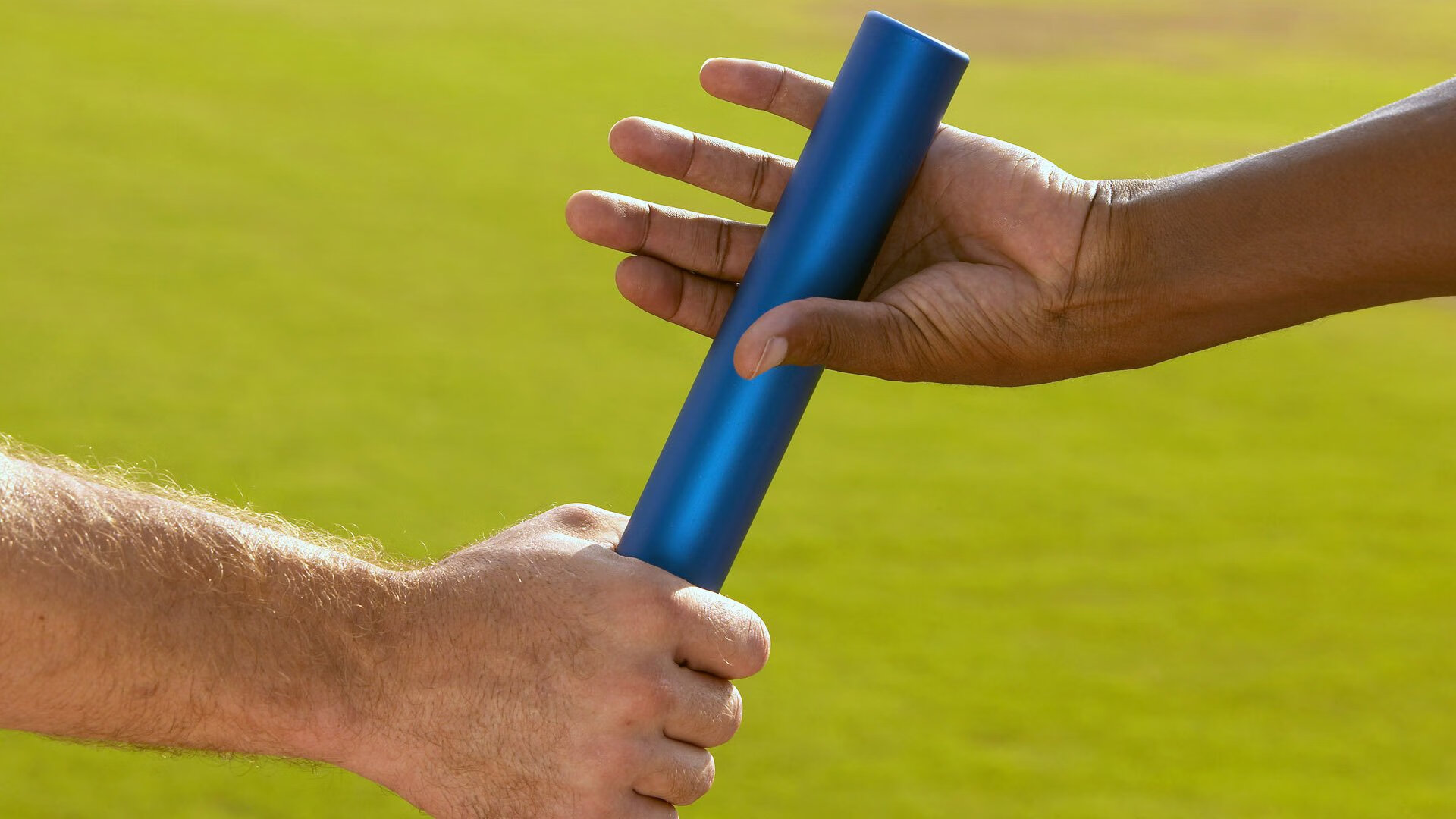 女子篮球青训注重防守战术提高整体防守水平，女子篮球队训练方法